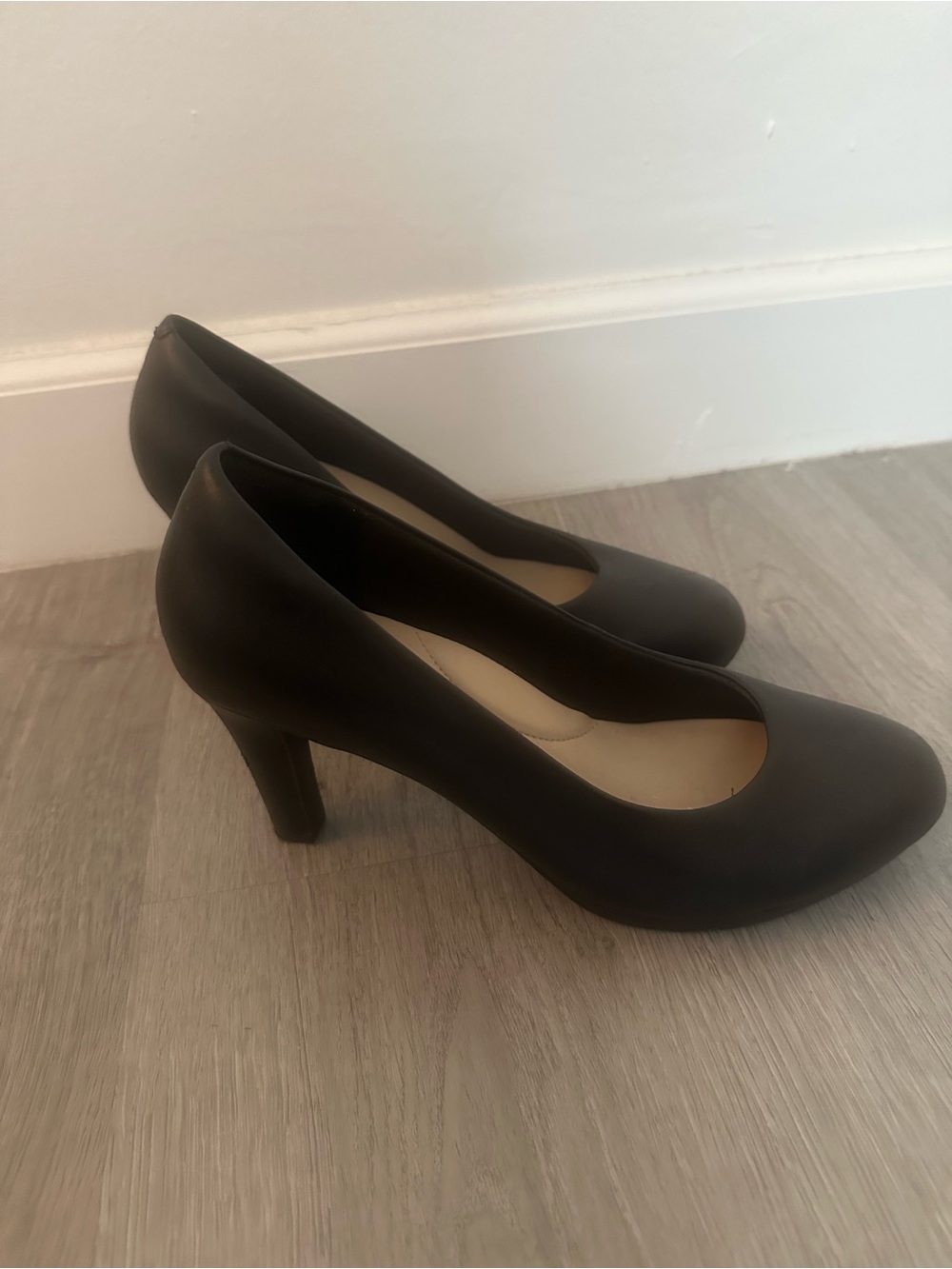 Clarks Black Rounded Toe Mid-Heel Pump